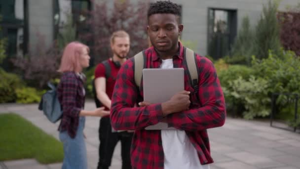 Bir Grup Kızgın Öğrenci Çok Irklı Sınıf Arkadaşları Gülüyor Üniversitede — Stok video