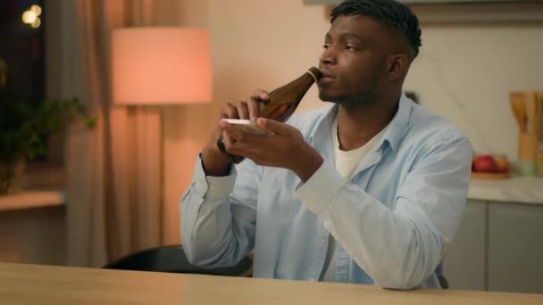 Alkoholmissbrukare Berusad Afroamerikansk Man Kille Etniskt Ledsen Stressad Deprimerad Man — Stockvideo