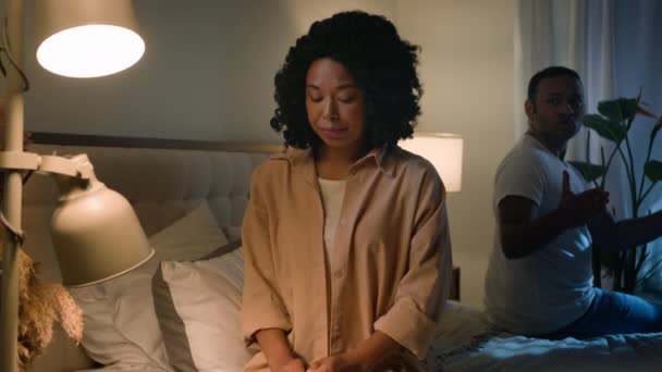 忧心忡忡心烦意乱的受害者非洲裔美国女人的妻子除了生气的尖叫外 还抱怨男人的男朋友夫妇在床上的冲突家庭暴力 — 图库视频影像