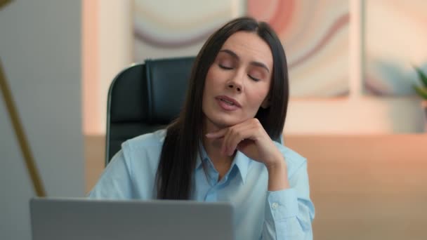 Umfassende Nachdenkliche Kaukasische Geschäftsfrau Hispanische Weibliche Dame Büroleiterin Denken Grübelnde — Stockvideo