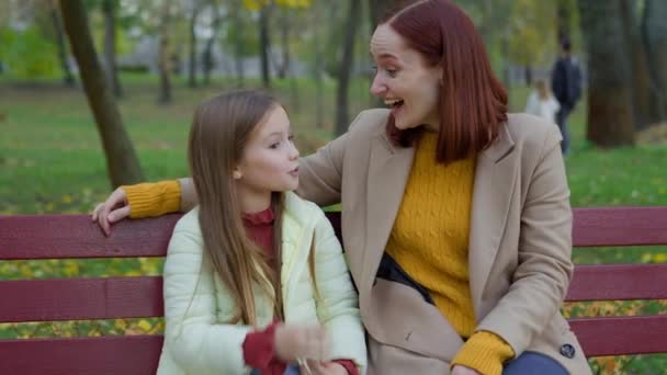 Glad Kaukasiske Familie Park Efterår Udendørs Bænken Taler Mor Kvinde – Stock-video