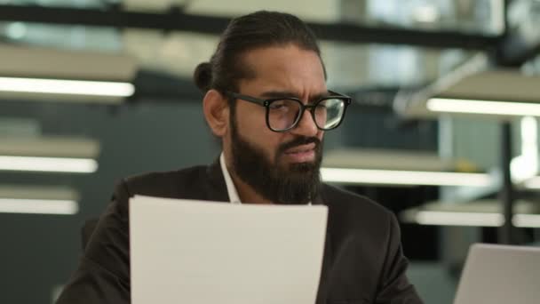 Arab Muszlim Üzletember Indiai Üzletember Munkáltató Vállalkozó Menedzser Összekeverjük Papírok — Stock videók