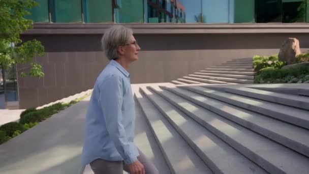 Старшая Белая Предпринимательница Средних Лет Годов Поднимающаяся Лестнице Центре Города — стоковое видео