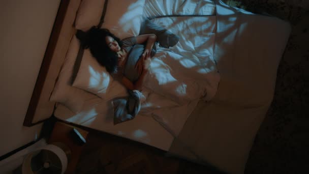 Top View Mujer Durmiendo Cama Noche Insomnio Mal Sueño Malestar — Vídeo de stock