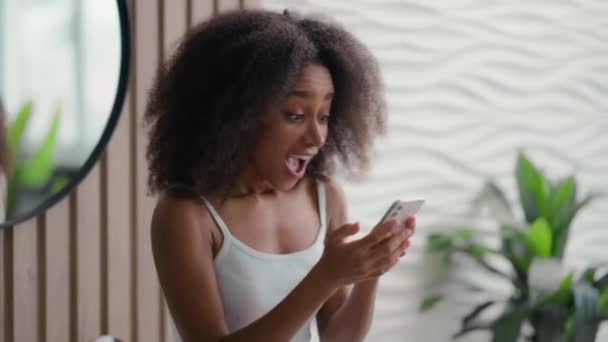 Spännande Glad Afroamerikansk Etnisk Flicka Kvinna Vinnare Mobiltelefon Vinna Skriker — Stockvideo
