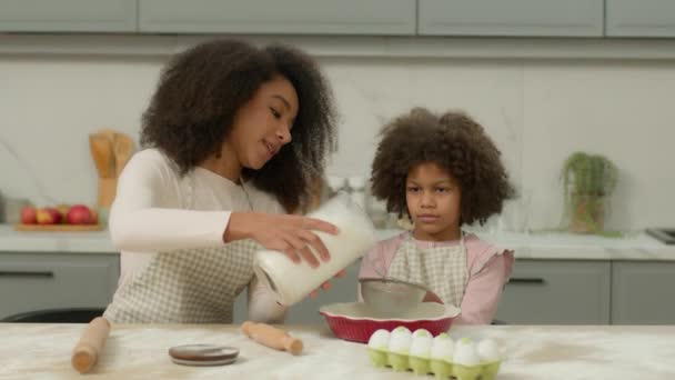 Mamá Afroamericana Ayuda Los Niños Pequeños Cocinar Juntos Hacen Masa — Vídeos de Stock