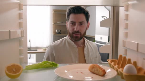 Pov 空の冷蔵庫の視点 つの卵レモンスライス パンの半分のレモン スライス コーカサス 中年男性 悪臭臭臭い臭い 汚れた食べ物 — ストック動画