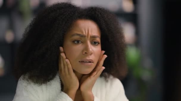 Afroamerikanerin Frau Bademantel Morgen Blick Den Spiegel Berühren Ungesunde Gesichtshaut — Stockvideo