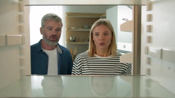 Buzdolabının Içinden Bakış Açısı Kafkasyalı Yetişkin Aile Yetişkin Çift Orta — Stok video