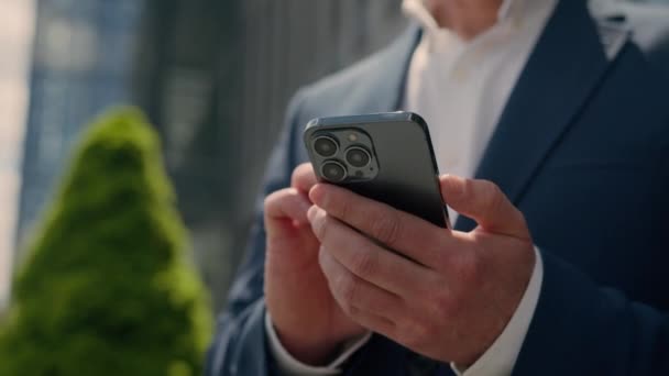 Spostamento Colpo Uomo Anziano Caucasico Utilizzando Telefono Cellulare Guardando Altrove — Video Stock