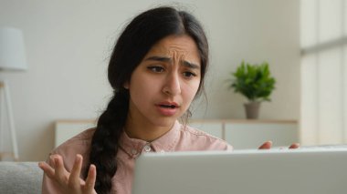 Stresli Arap kadın Hintli iş kadını öğrenci çevrimiçi sınavda başarısız oldu. Sonuç olumsuz oldu. Kadın evinde bilgisayar sorunu yaşıyor.