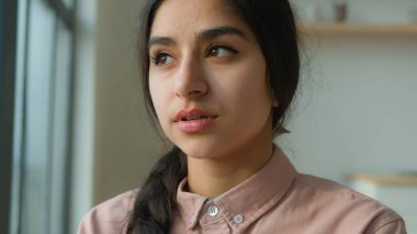 Düşünceli Arap kadın Hintli öğrenci, düşünceli, hayalperest, kadın iş kadını. Ofis işkadını penceresine bakıyor. Yalnız başına.