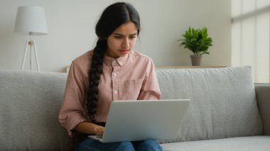 Stresli Arap kadın iş kadını kötü haber okuyan serbest çalışan laptop 'a bakan öğrenci, evde üzgün bir kız ile kaza hatası sorununu birbirine karıştırıyor.
