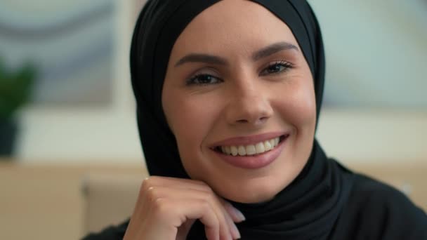 写真を閉じる 幸せなアラビアのイスラム教の女性 黒いヒジャブの内側 陽気な笑顔の女性 デンタル歯科笑顔 カメラで喜びの少女 イスラム宗教 東部ファッションの美しさ — ストック動画