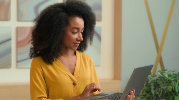 Happy Smiling Afroamerykanka Etniczna Student Bizneswoman Office Manager Wpisując Laptop — Wideo stockowe