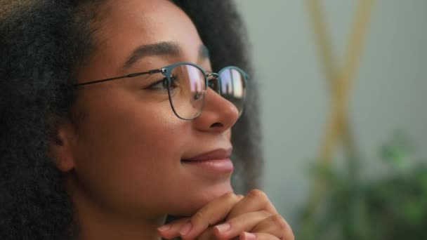 Nahaufnahme Afroamerikanische Geschäftsfrau Mit Brille Die Wegschaut Denkt Lächelnd Nachdenklich — Stockvideo