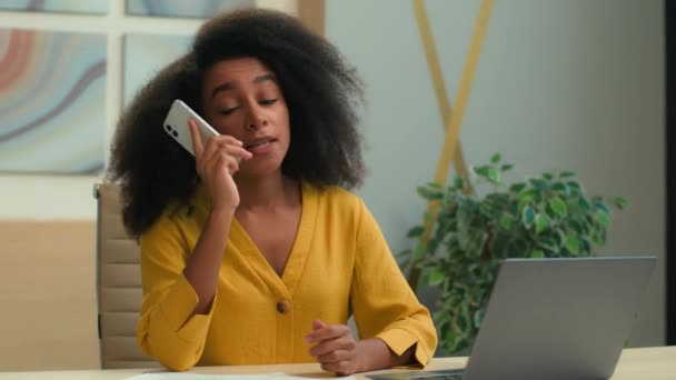 아프리카계 미국인 성가신 기업가 사업가 사업가 말하는 메시지 스피커폰 스트레스 — 비디오