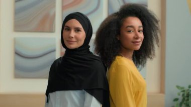 Şirket portresi mutlu çok ırklı iş ortakları ofisteki iş kadınları çeşitli afro-amerikan ve Arap müslüman kızlar tesettüre girmişler.