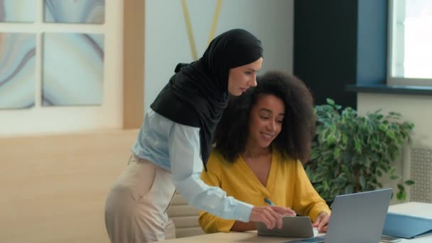 Arap Müslüman Kadını Tesettüre Katılmış Yeni Çalışan Afrikalı Amerikalı Kadınlara — Stok video