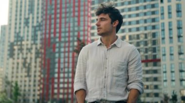 Kafkasyalı 30 'lu yaşlardaki turist bir adamın başka tarafa baktığını düşündükçe düşünceli bir erkek işadamı müteahhit bir emlakçı şehir dışındaki binalara bakmayı düşünüyor.