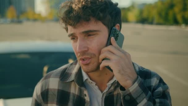 Gros Plan Contrarié Triste Frustré Homme Caucasien Parler Téléphone Mobile — Video