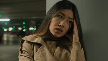 Hasta Asyalı kadın otoparkta baş ağrısı baş ağrısı baş ağrısı baş ağrısı sağlık sorunları yüksek tansiyon etnik Koreli Çinli Japon kız kendini kötü hissediyor covid semptom rahatsızlığı stres rahatsızlığı