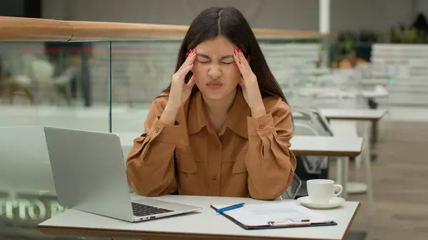 Zestresowana Zmęczona Azjatka Pracuje Kawiarni Laptopem Problemy Biznesowe Chory Niezdrowy — Zdjęcie stockowe
