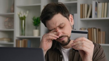 Kafası karışmış Kafkasyalı iş adamı hayal kırıklığına uğramış erkek ofis çalışanı bilgisayarda ödeme yapan adamı üzüyor banka kredi kartı limiti sorunu yanlış şifre hatası işlem hatası para dengesi