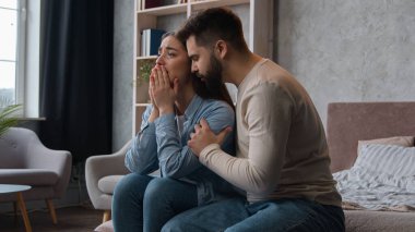 Çiftler aile sorunları ayrılık anlaşmazlıkları, boşanmalar, boşanmalar, boşanmalar, beyaz koca, ağlayan, ağlayan, kendini suçlu hisseden kadın, özür dile, özür dile, evde destek ol.