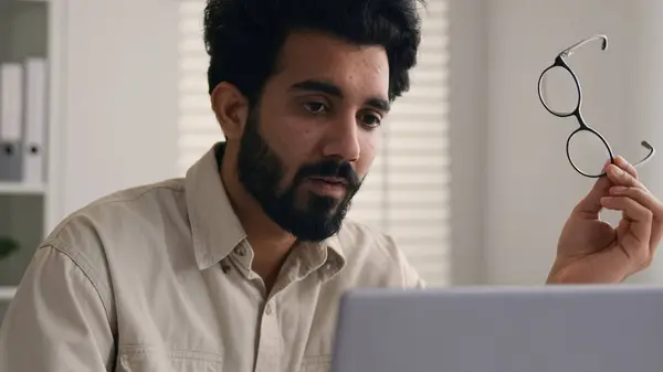 Arabský Indický Obchod Muž Vyčerpaný Kancelář Zaměstnanec Pracovní Notebook Počítač — Stock fotografie