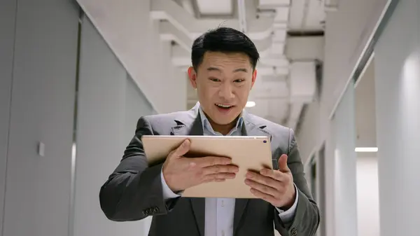 Счастливый Взволнованный Азиатский Бизнесмен Среднего Возраста Китайский Корейский Японец Цифровой — стоковое фото