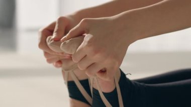 Ayaklarını kapat çocuk çocuk dansçı kız balerin kadın esnek jimnastikçi bacak esnetme jimnastik esnekliği ayak parmakları bale okulu ritmik jimnastiği