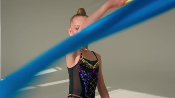 Niña Caucásica Sonriendo Niño Feliz Bailarina Deporte Infantil Bailarina Bailando — Vídeo de stock