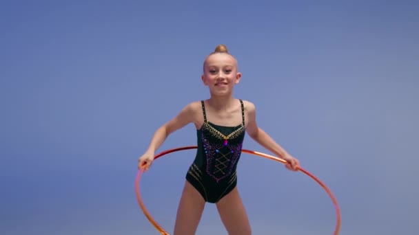 Feliz Niña Bailarina Artística Gimnasta Femenina Joven Deporte Niño Niño — Vídeo de stock