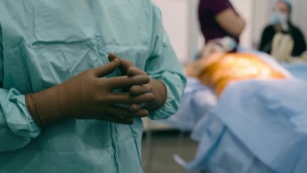 클리닉 Covid19에서 의학에 유니폼 마스크 장갑에 노동자 — 비디오