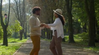 Çoklu etnik çeşitlilikte mutlu, evli bir çift parkta aşık bir erkek kadına sarılıyor. Romantik bir randevuyu kucaklıyor. Aile ilişkileri.