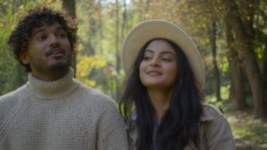 Mutlu, çoklu etnik çeşitlilikte mutlu bir çift dışarıda konuşuyor evli bir aile erkeğiyle konuşuyor parkta romantik bir buluşmanın keyfini çıkarıyor şefkatli bir şekilde geziyor.