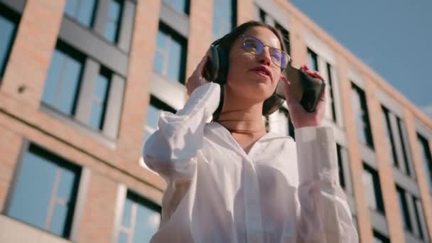 휴대용 프로그램 오디오 트랙을 사무실 전화에 헤드폰으로 음악을 안경을 코카서스 — 비디오