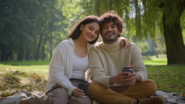Glücklich Lächelnd Multiethnische Paar Verliebt Afrikanisch Indisch Mann Frau Beim — Stockvideo