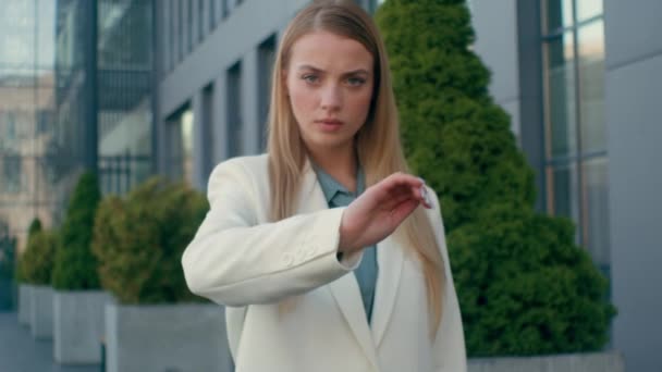 Súlyos Elégedetlen Dühös Kaukázusi Lány Üzletasszony Üzletasszony Bemutató Stop Gesztus — Stock videók
