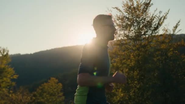 베어드 코카서스 스포츠 달리기 레크리에이션 햇볕이 — 비디오