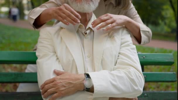 快乐微笑健康的白种人祖父母夫妇白发苍苍的老太婆女人拥抱拥抱皱纹的手退休的男人男人男人走出自然公园长椅家庭退休 — 图库视频影像