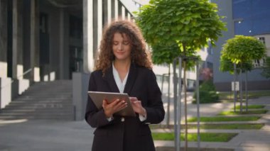 Mutlu gülümseyen Kafkasyalı iş kadını dijital tablet cihazında çalışıyor iş kadını arkadaş canlısı bayan iş kadını yönetici resmi takım elbiseli kız davetlimiz hoş geldin jesti şirkete davet