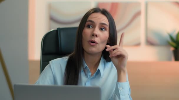 コーカサス人のビジネス女性は思慮深い女性のオフィスの従業員の創造的なマネージャーは考える考えの決定のブレインストーミング幸せなビジネスマンは考えの洞察プロジェクトのラップトップをタイプする考えを思いつきます — ストック動画