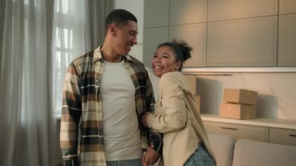 Szczęśliwy Podekscytowany Para Afroamerykanie Rodzina Właściciele Domu Przeprowadzka Nowym Mieszkaniu — Wideo stockowe