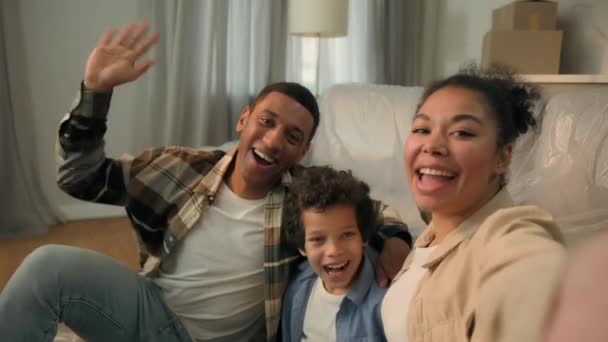 Glædelig Munter Afrikansk Amerikansk Familie Sjove Glade Forældre Mor Far – Stock-video