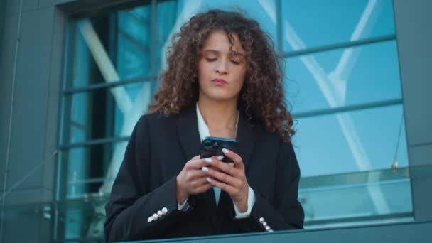 Estressado Ansioso Mulher Negócios Caucasiano Menina Senhora Pensiva Usando Telefone — Vídeo de Stock