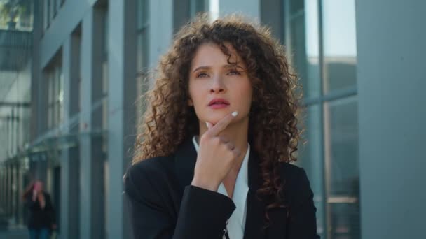 Kaukasiske Kvinde Erne Business Iværksætter Kontor Manager Pige Kvindelig Tænkning – Stock-video