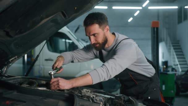 Caucasian Man Technician Worker Repairman Mechanic Check Fix Problem Open — Stock Video