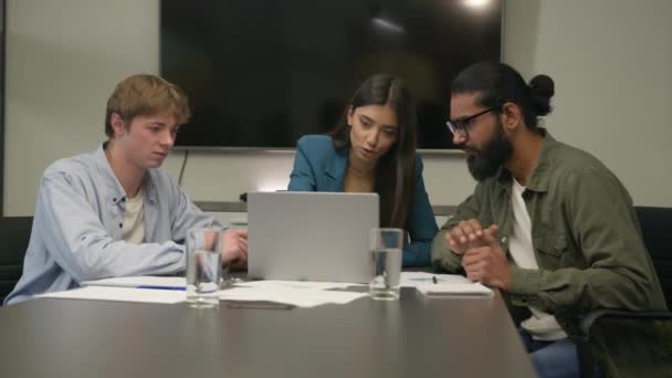 Три Різноманітні Ділові Партнери Колеги Обговорюють Онлайн Проект Ноутбук Комп — стокове відео
